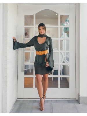 Vestido em cetim com seda com barrado em punho